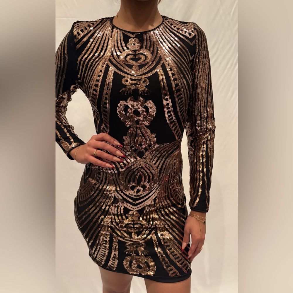 Elegant Black and Gold Sequin Long Sleeve Dress